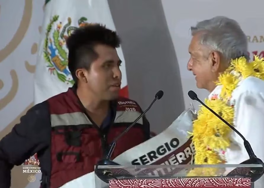 Sujeto sube al estrado con AMLO y le pide que apoye a Adán Augusto