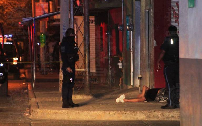 Ejecutan a sujeto a plomazos cuando platicaba con sus amigos en Neza