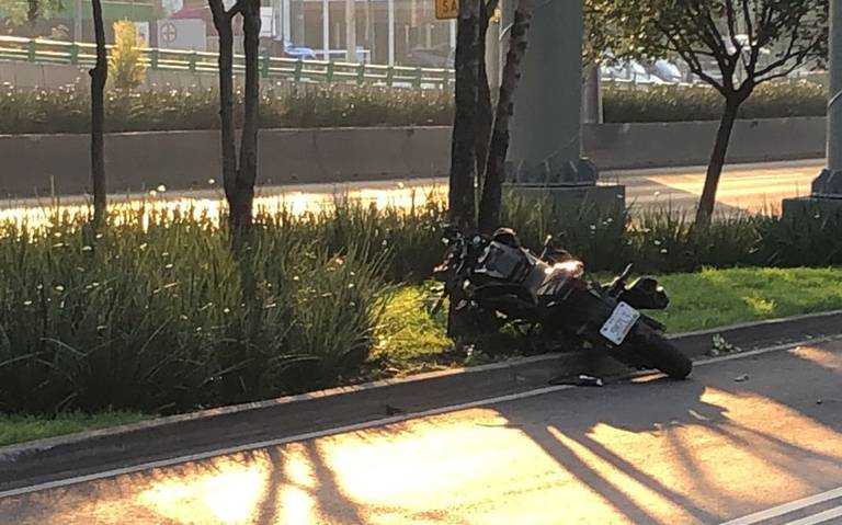 Muere motociclista al impactarse conta un árbol