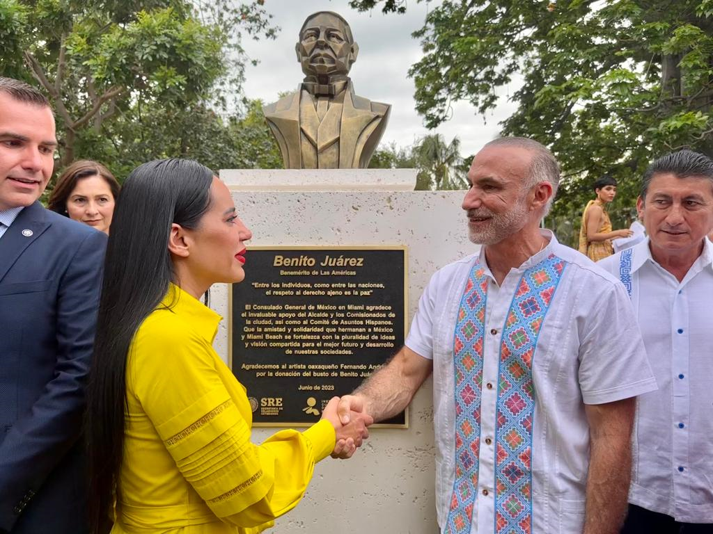 Sandra Cuevas asiste a la develación del busto de Benito Juárez en EU