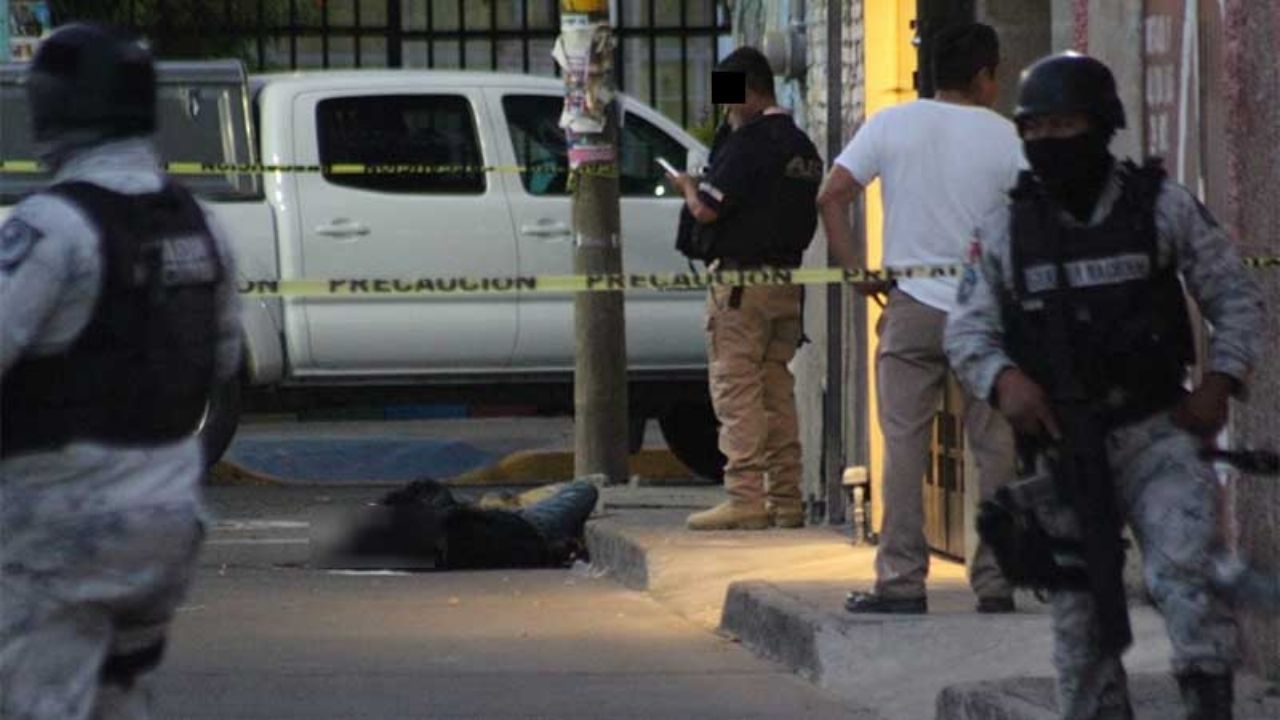 Le disparan a abogado en Neza cuando llegaba a su despacho