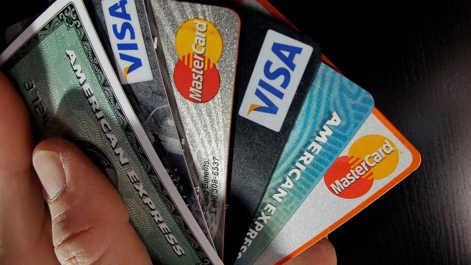 Las tarjetas de crédito tradicionales cobran hasta el 100% de interés anual