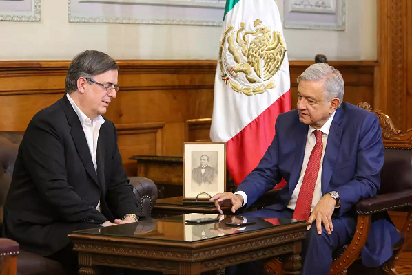 UIF investiga a Ebrard y AMLO sale en su defensa