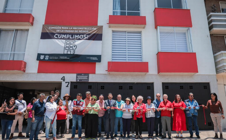 Jefe de gobierno entrega multifamiliar que se cayo en 2017 a familias