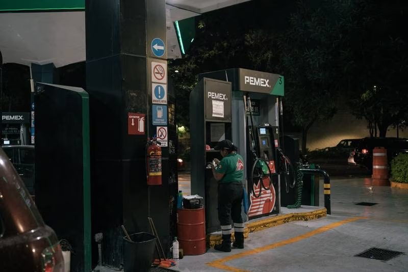 Hacienda baja el apoyo fiscal a las gasolinas y diésel por la ola de calor