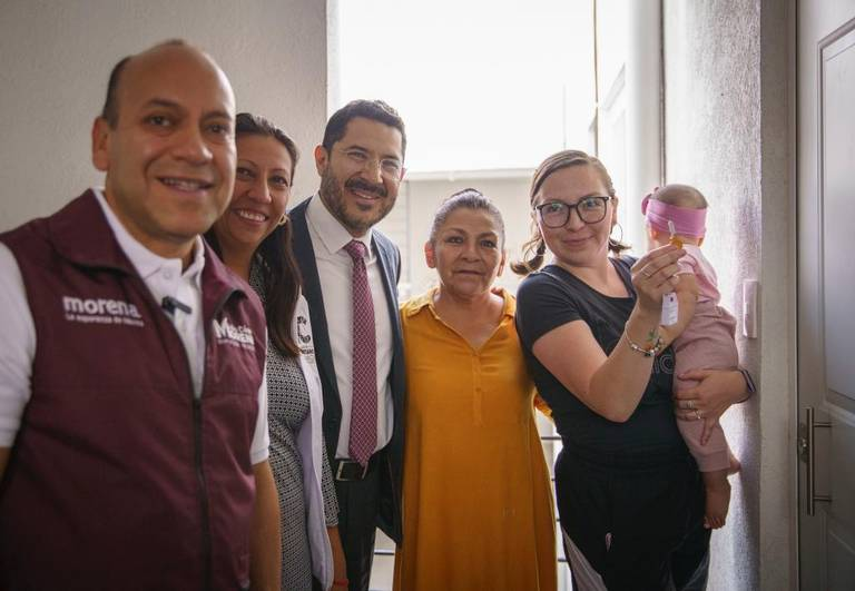 Martí Batres entrega viviendas remodeladas en la calle de Panaderos, de la Morelos