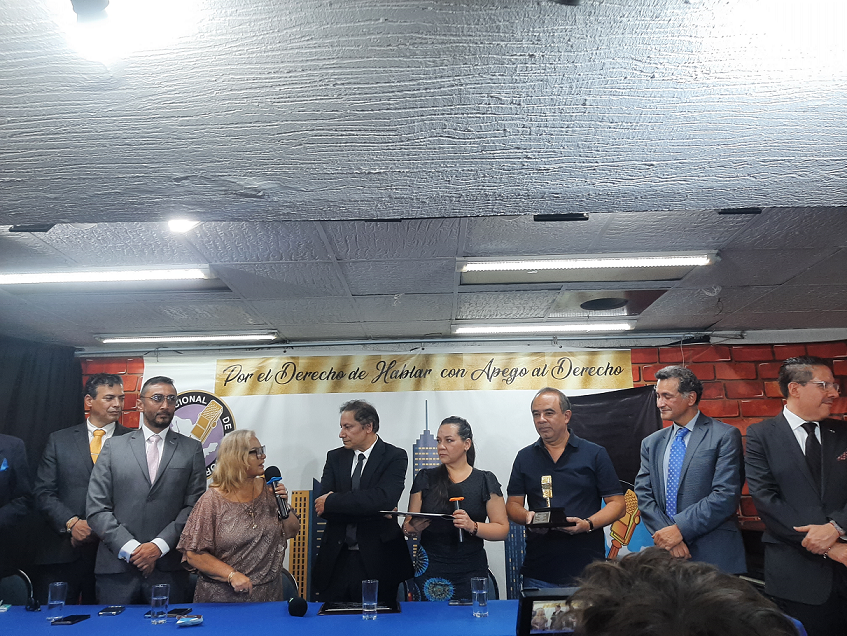 Le entregan el micrófono de oro a Juan Manuel Petro