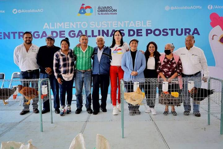 Lía Limón entrega kits de gallinas de postura a familias de Álvaro Obregón