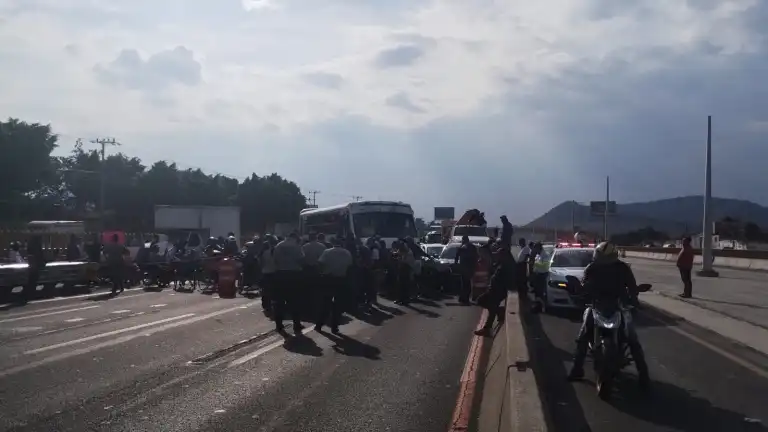 Bloquean Autopista México-Puebla para Exigir Mejor Atención Médica y Servicios
