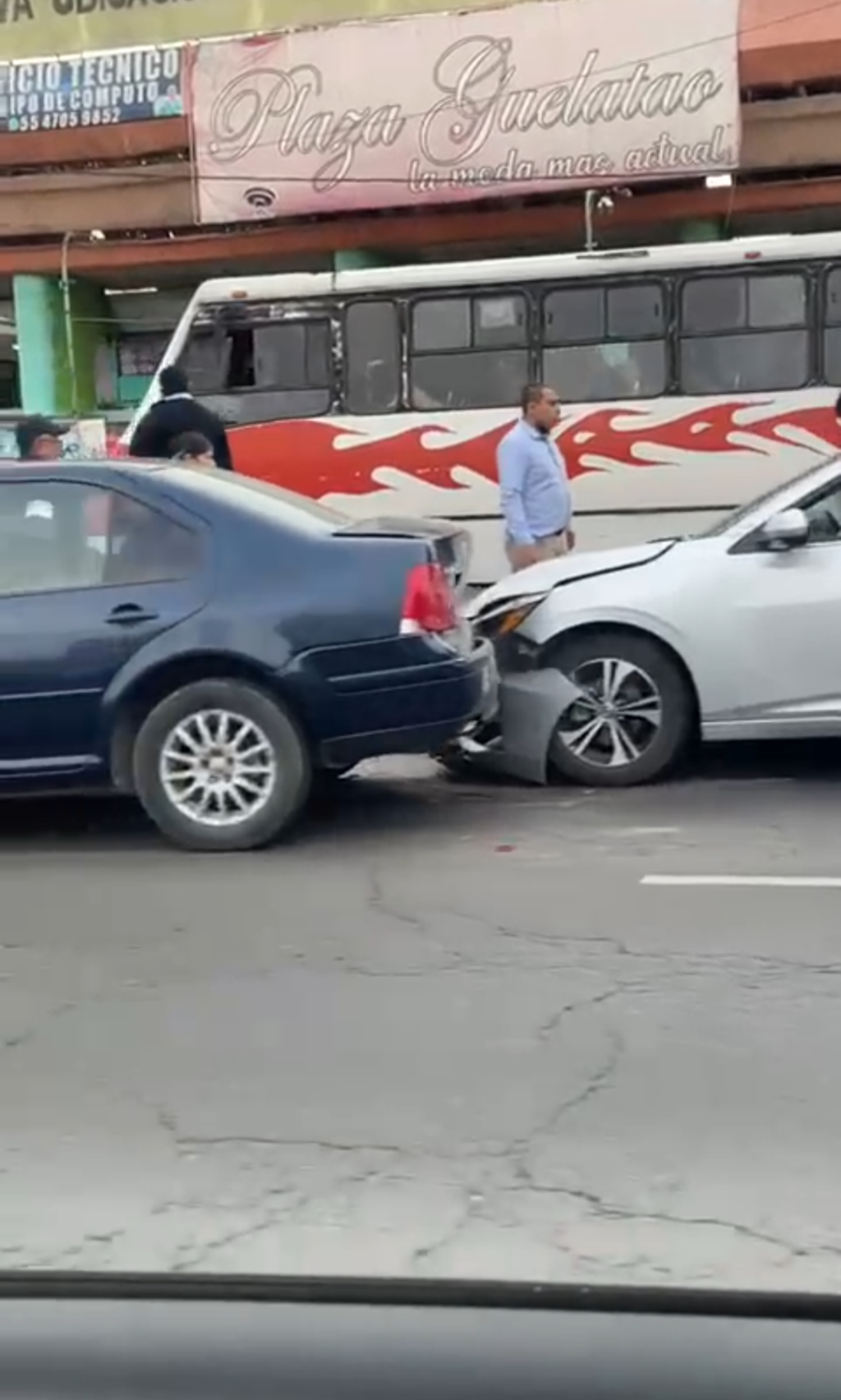 Se descuidaron sus Captores y Aprovechó para bajarse del Automóvil persona Secuestrada en la CDMX
