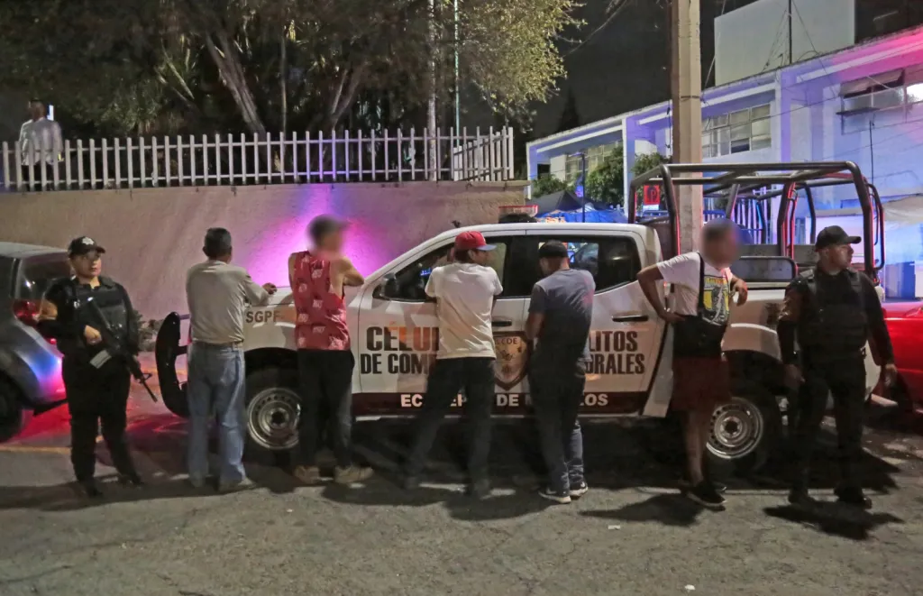 En Ecatepec Edoméx Transportaban Propaganda Política delPRI y Policía detienen a 5 hombres