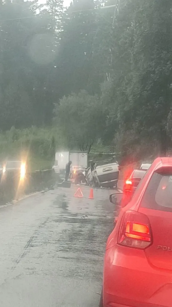 En Cuajimalpa CDMX, Volcadura Automivistica Provoca Caos Vial