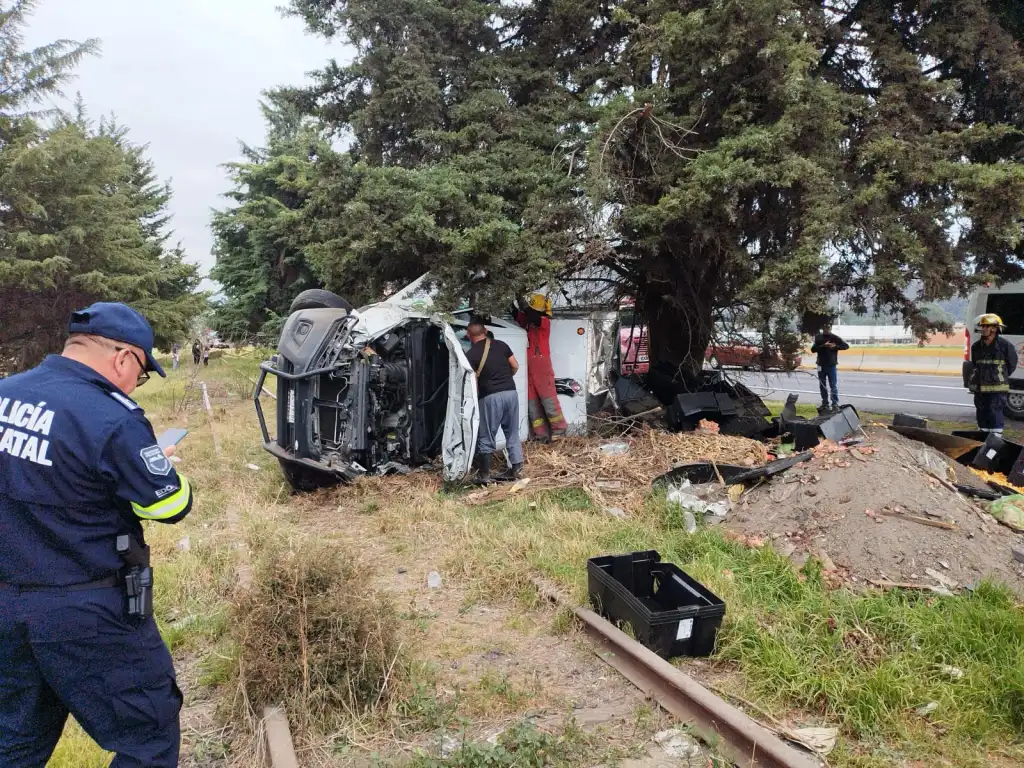 Deja dos lesionados Volcadura de Camioneta en Amecameca Edoméx