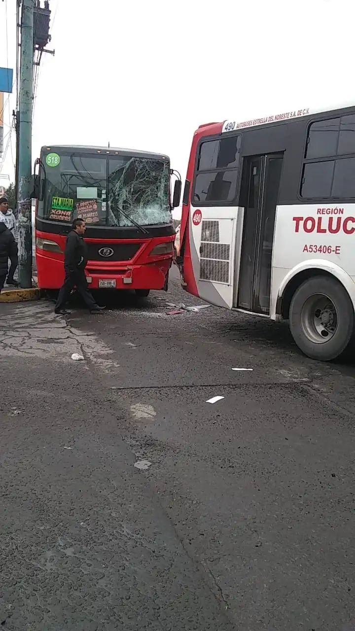 Se registró Fuerte Accidente  en Toluca Edoméx, Cercas de Tienda  Chedraui