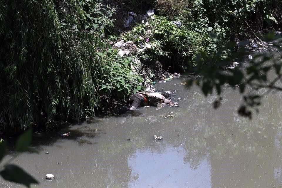 Encuentran cadáver de una mujer en un canal de aguas negras