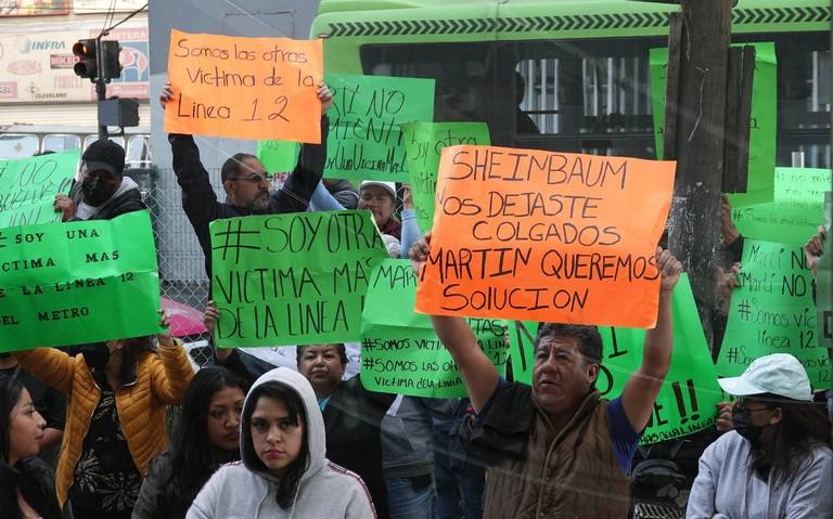 Protestan comerciantes de la línea 12 en un evento de Martí Batres