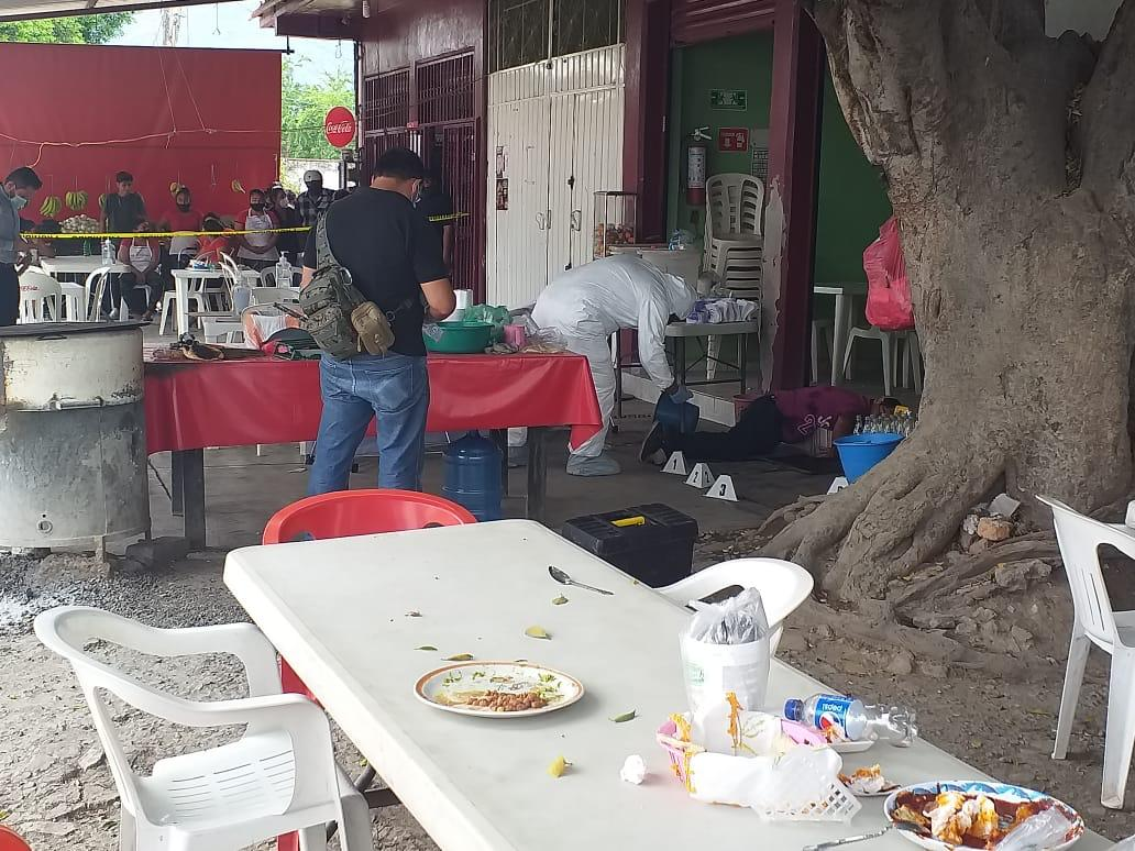 Ejecutan a sujeto en un local de comida
