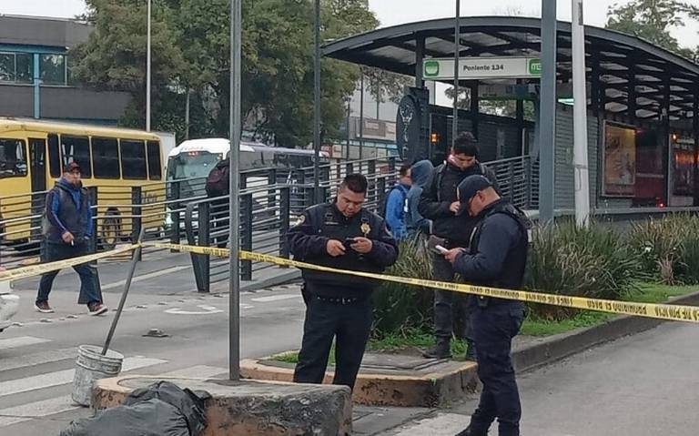 Camión de pasajeros atropella y mata a una mujer cuando salía del Metrobús