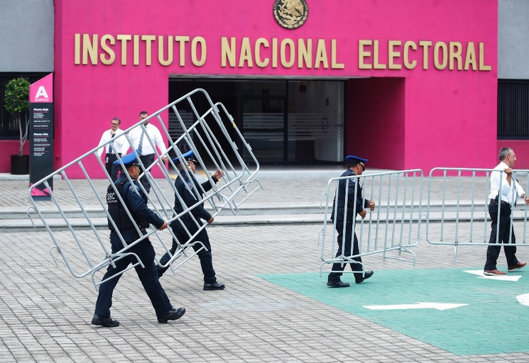 INE detiene la compra de equipo de computo