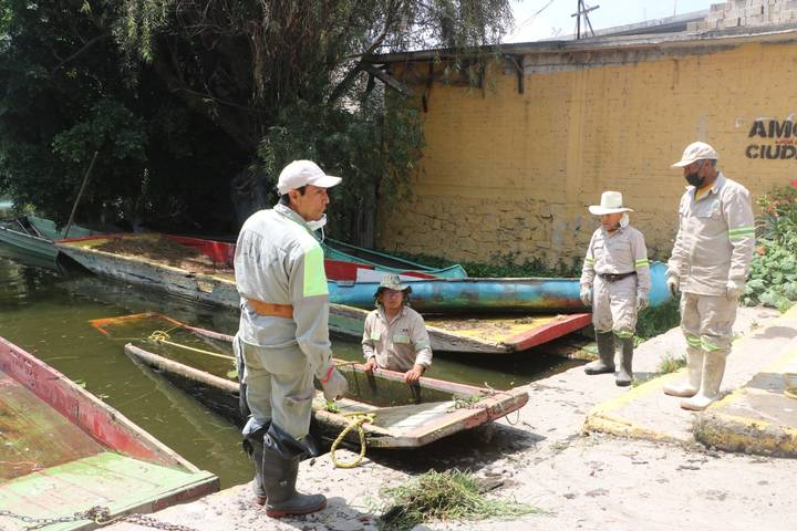Retiran canoas deñadas del canal turístico de Xochimilco