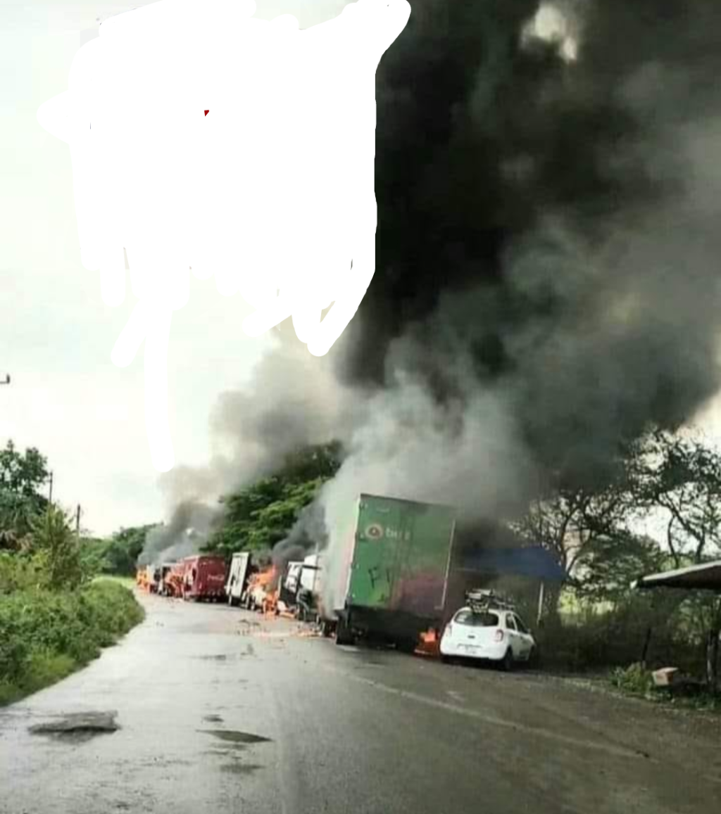 Bloquean Manifestantes Carreteras e Incendian Vehículos en Tatoyuca Veracruz