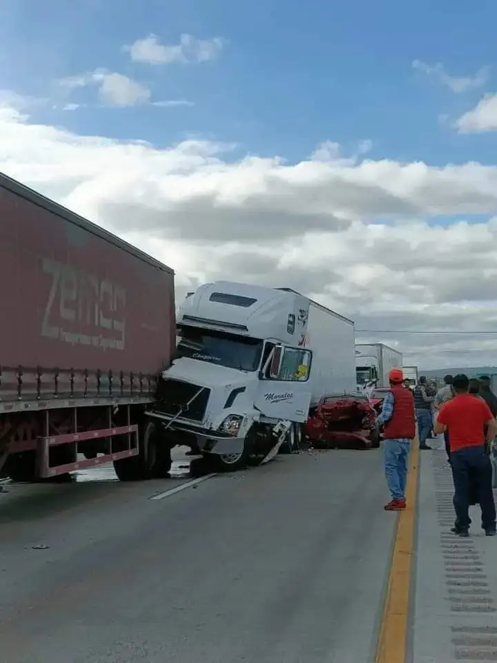 Fuerte Accidente en la México- Querétaro con Tráiler Impacta a Camión de Carga y Auto