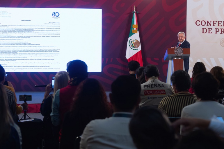AMLO propone escuchar opinión del pueblo sobre libros de texto, editoriales y medios