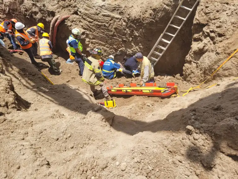Dos lesionados y Tres muertos en Derrumbe en Almoloya de Juárez Edoméx