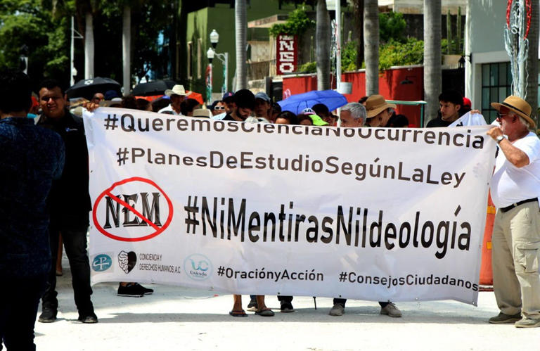 Protestan en Yucatán contra libros de textos gratuitos
