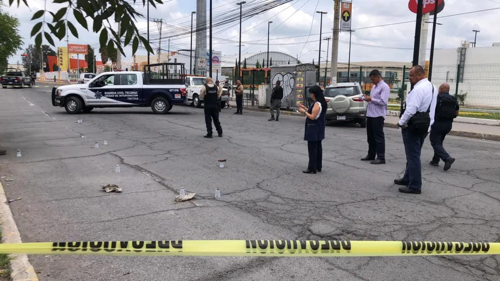 Frente aMacro Plaza Tecámac en Edoméx, Asesinan a Balazos al Conductor de Camioneta Ecosport