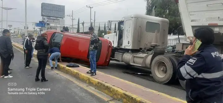 En la México- Pachuca Edoméx, Vuelca automóvil