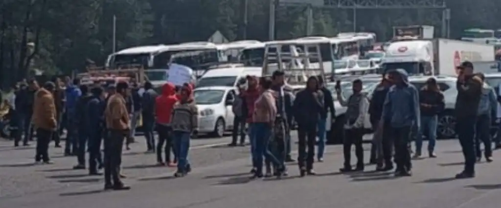 Por Empresa que Privatizó Camino, Bloquean la México-Toluca a la altura de Ocoyoacac Edoméx
