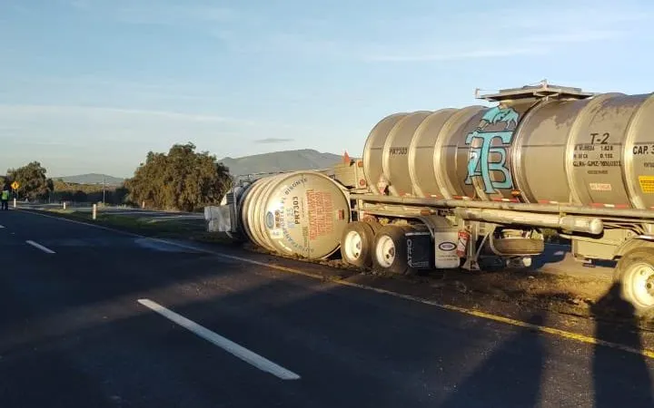 la Pista México- Tulancingo por Nopaltepec Edoméx, Cerrada por Volcadura Cargada de Turbosina está mañana