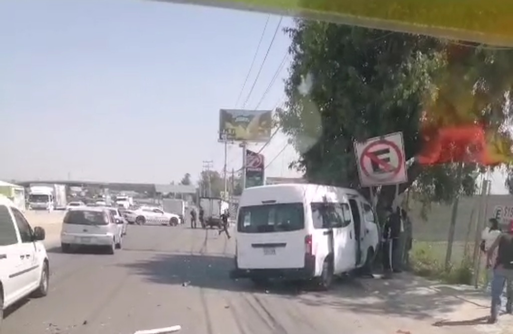 Sobre laPista México- Puebla en Chalco Edoméx, Unidad de Trasporte Público Choca  con Camioneta