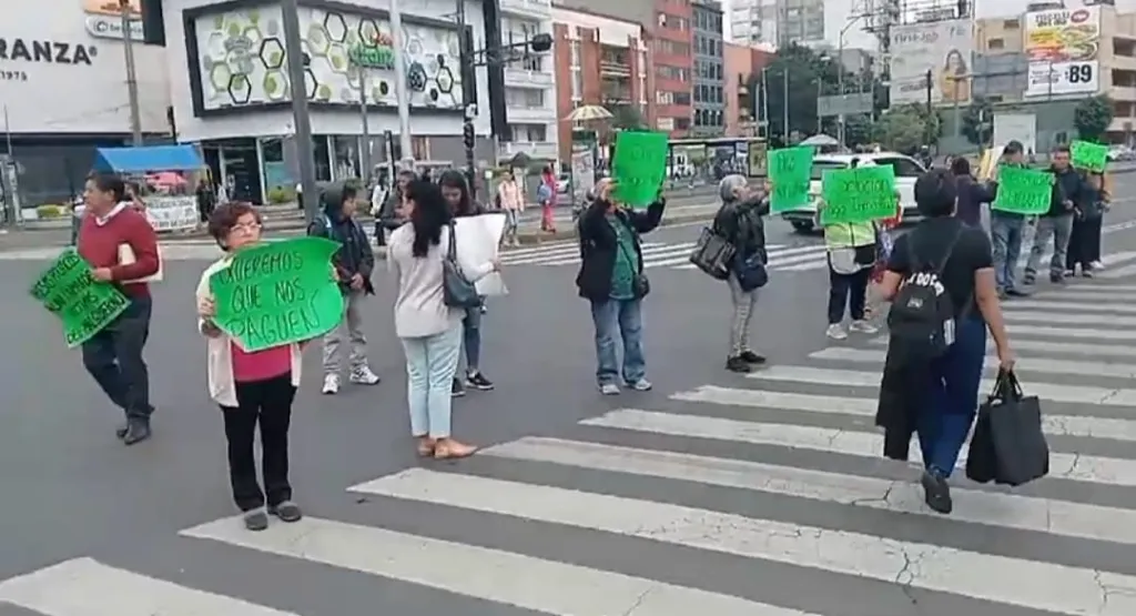 Se  Manifiestan Comerciantes de Tláhuac en laCDMX, frente a Oficinas de la Secretaria de Obras y  Servicios Pú blicos