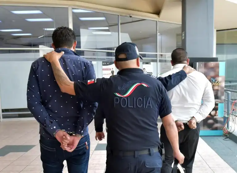 Policía de Ecatepec Edoméx decomisa más de medio kilo de cocaína y detienen a 2 hombres
