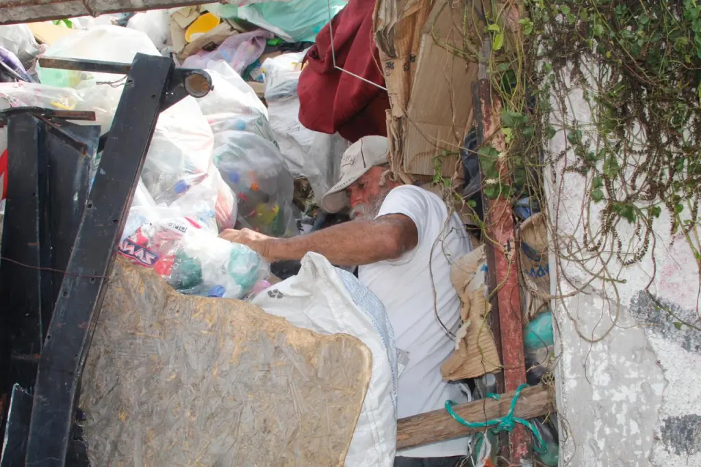 Aquí la Historia, Era Catedrático dela UNAM Y Vivía entreToneladas de Basura en Ecatepec Edoméx