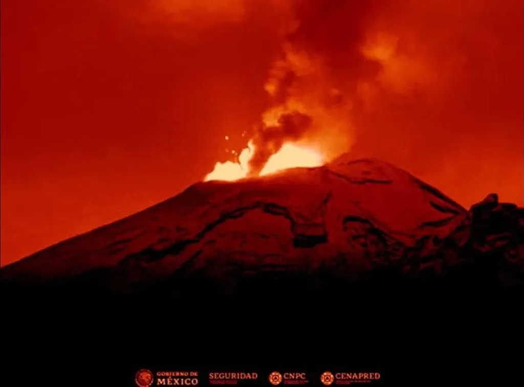 Vecinos de Amecameca Edoméx, Vuelven a Escuchar el Rugido del Popo, acompañado de Ceniza en la Cima de Catre e n esta Madrugada