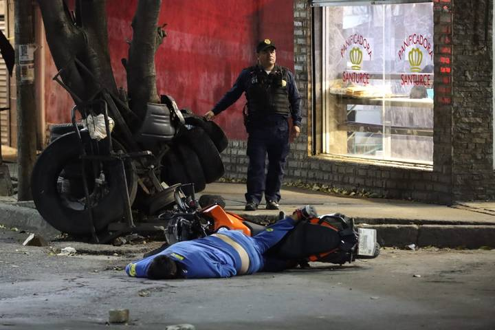 Ejecutan a motociclista en la Morelos de seis tiros