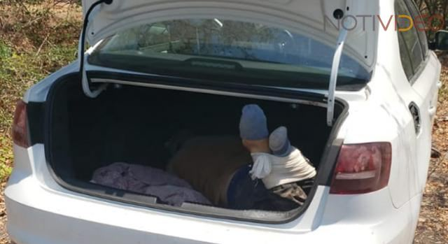 Dejan el cadáver de un sujeto adentro de un vehículo en Toluca