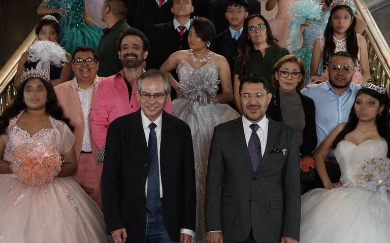 Con la presencia del jefe de gobierno, Hijas de reclusas de Santa Martha Acatitla festejaron sus XV años