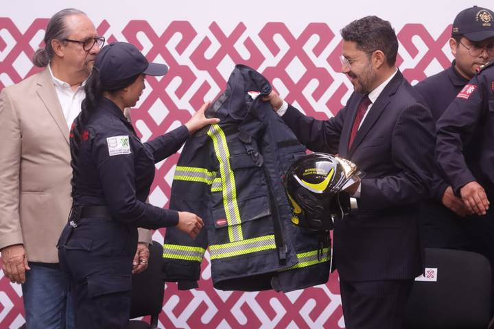 Autoridades capitalinas conmemora el Día del Bombero y les entregan equipo de protección
