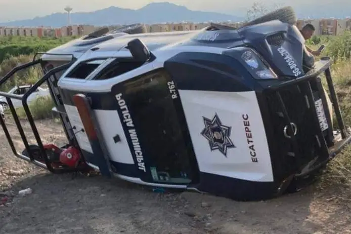 VuelcaPatrulla Polis de Ecatepec Edoméx y Aplastan Motocicleta por Circular a Exceso de Velocidad