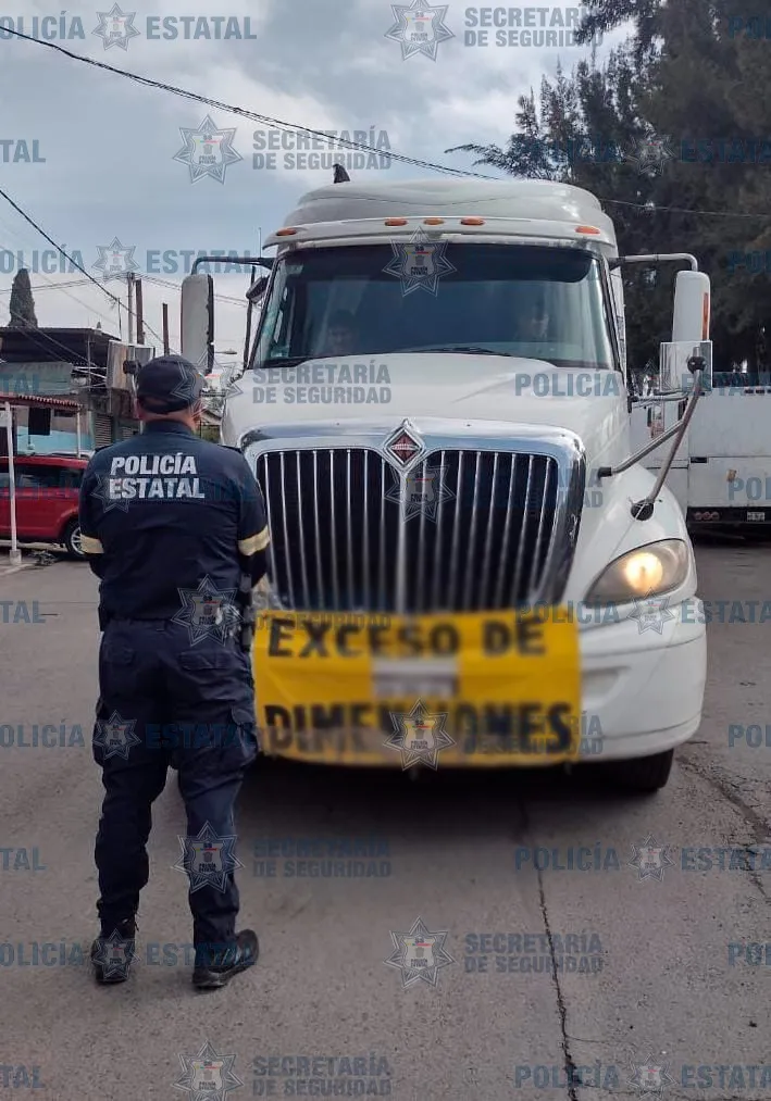 Tracto Camión con Reporte de Robo Recuperan con Caja Seca que Transportaba Maquinaria Pesada