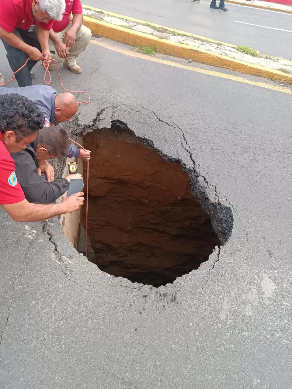 En Avenida de Tlalnepantla Edoméx, se Abre Socavón