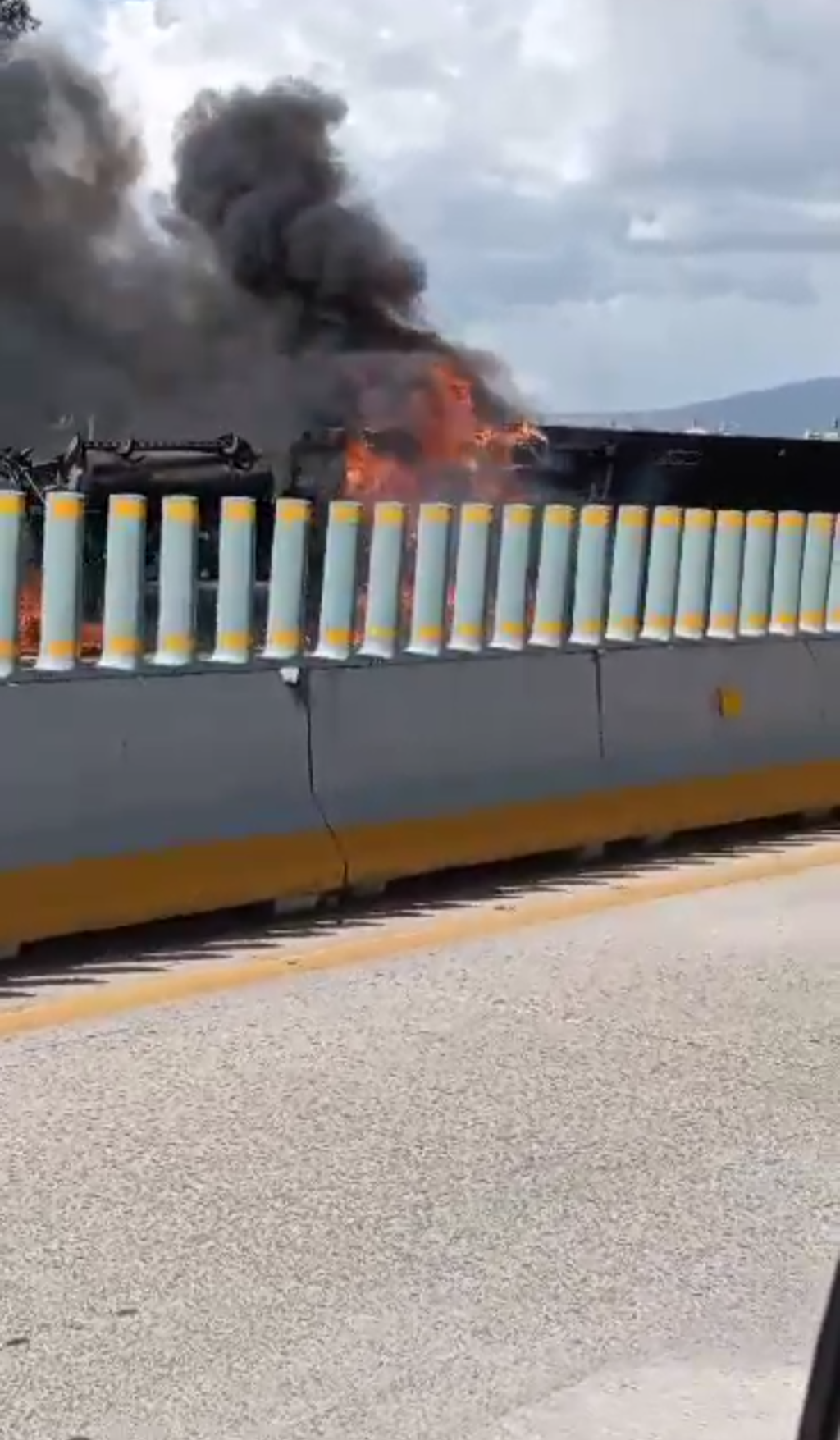 En la México- Puebla se Incendia Tráiler, Tras Chocar con muro de Contención
