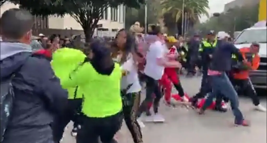 Golpean a Policías de la CDMX, Simpatizantes y militantes de Claudia Sheinbaum en su evento del Monumento a la  Revolución