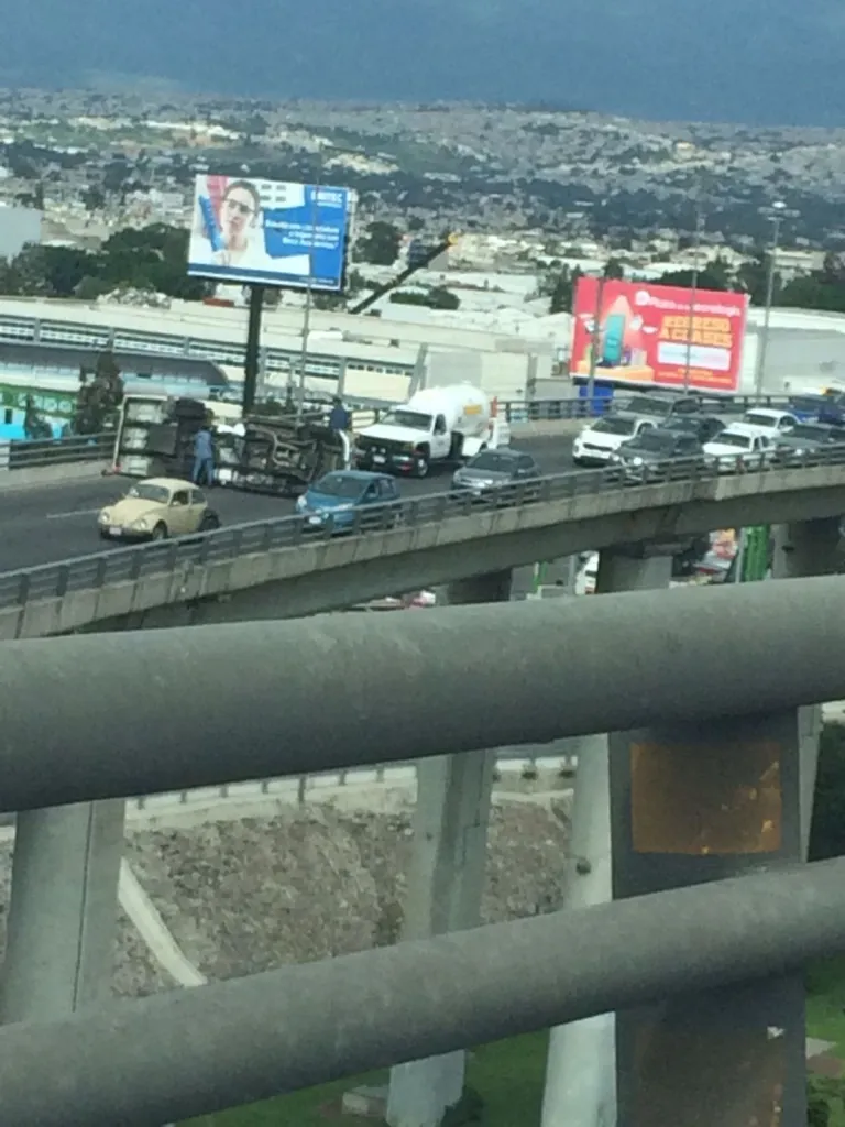Se Volcó Pipa sobre el Puente de la Concordia en la México- Puebla, Dirección a la CDMX