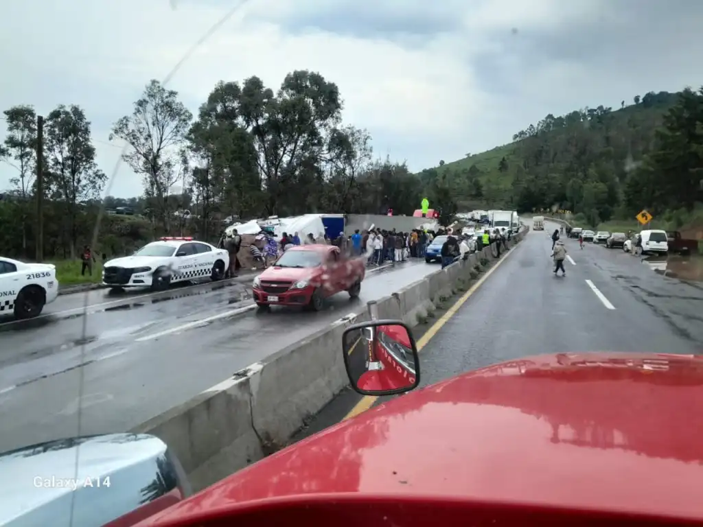 Se Voltea Tracto Camión Cargado de Cereal en la federal de Atlacomulco y Acambay Edoméx