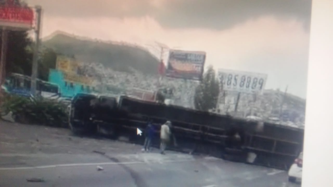 En la México-Pachuca Accidente dejó Tráiler Volcado